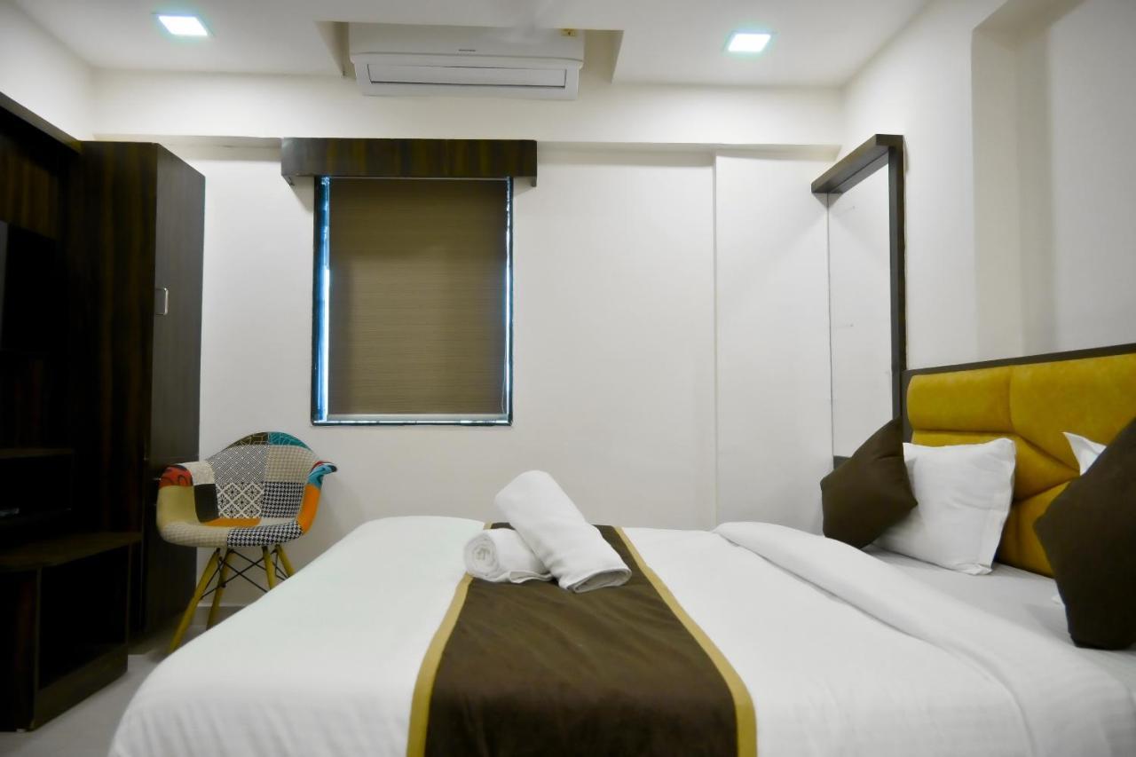 Hotel Royal Ican Sindhubhavan Road アーメダバード エクステリア 写真