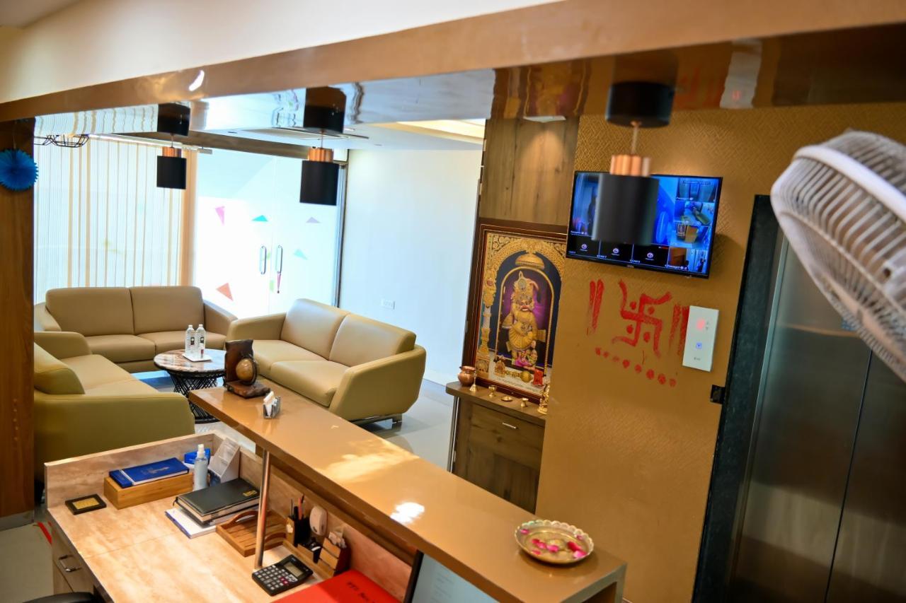 Hotel Royal Ican Sindhubhavan Road アーメダバード エクステリア 写真