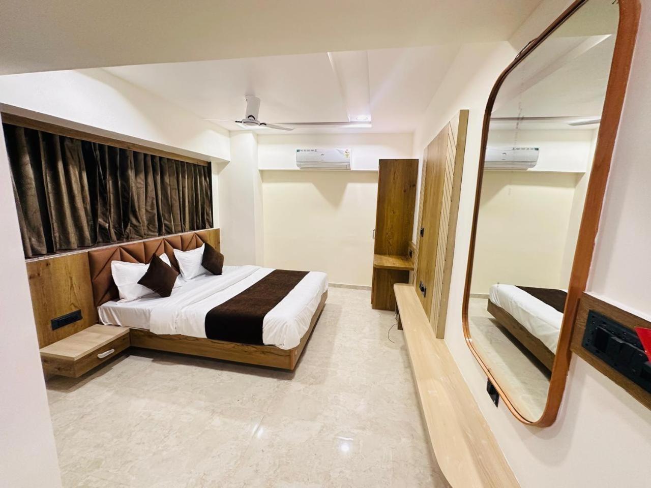 Hotel Royal Ican Sindhubhavan Road アーメダバード エクステリア 写真