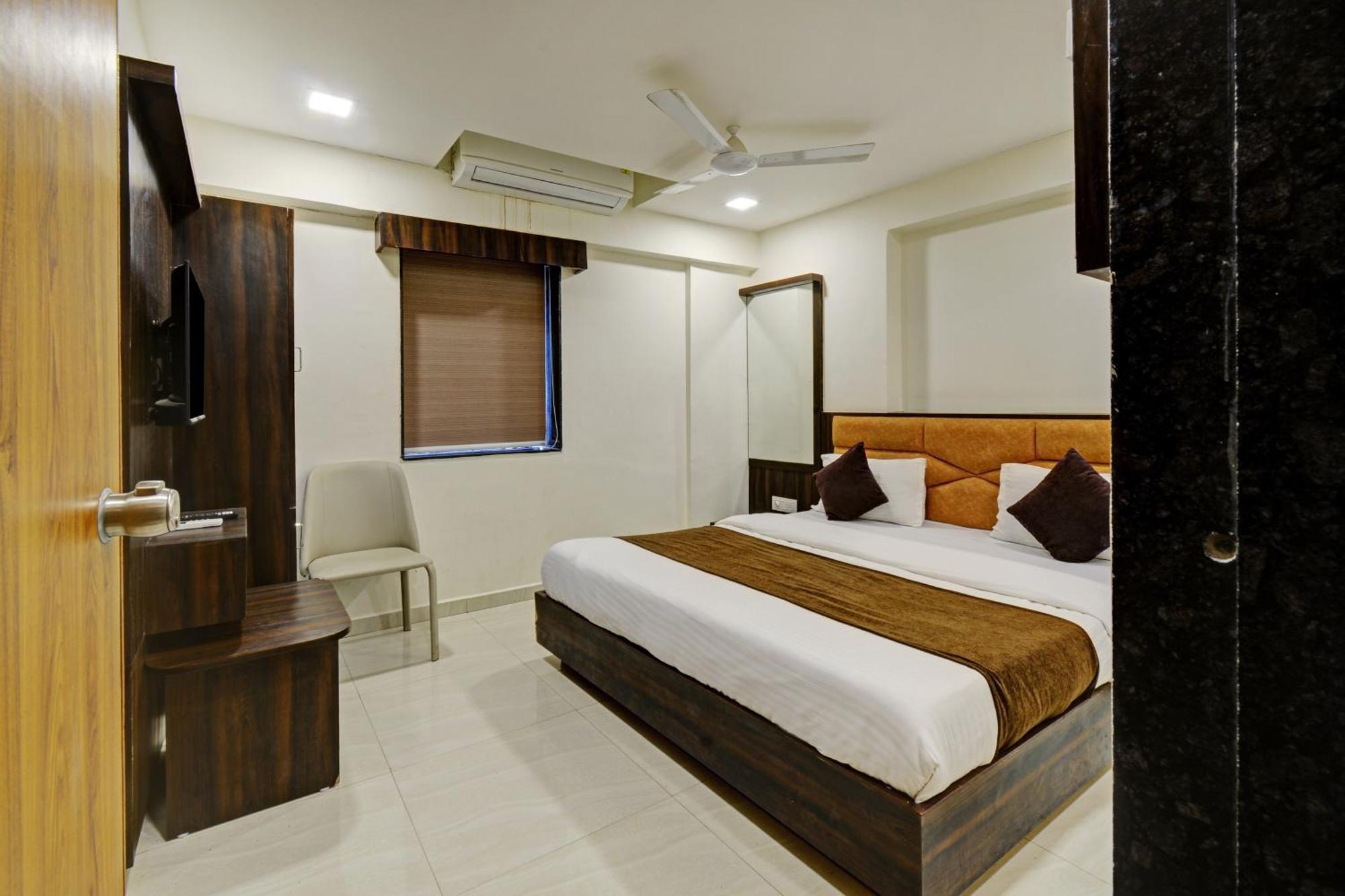 Hotel Royal Ican Sindhubhavan Road アーメダバード エクステリア 写真