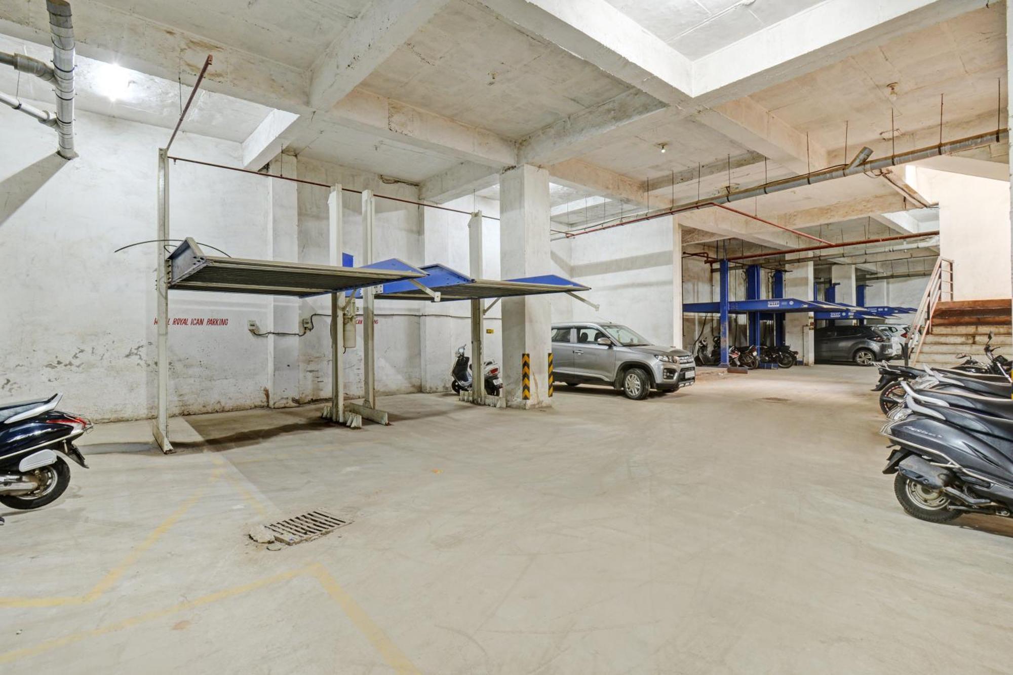 Hotel Royal Ican Sindhubhavan Road アーメダバード エクステリア 写真